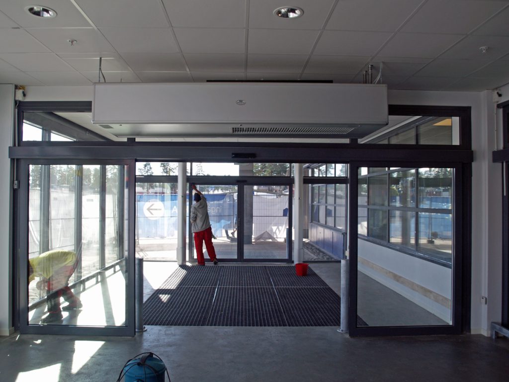 En ovanblåsande luftridå från RMK i en entré med undertak.