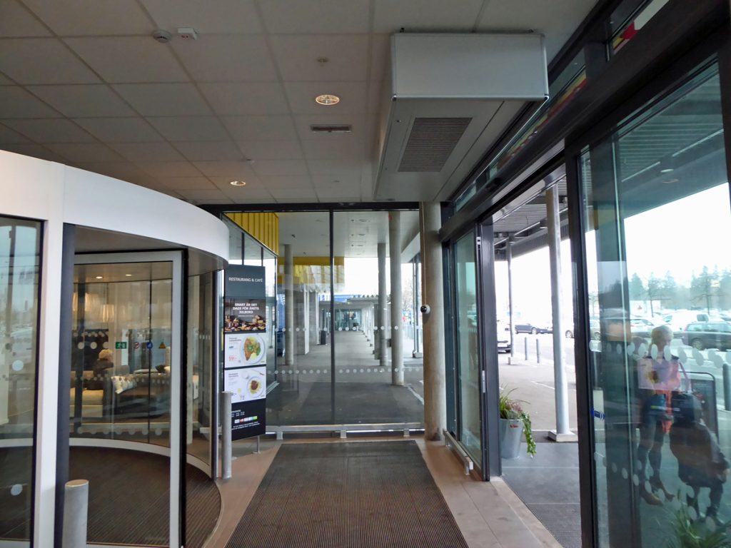 En ovanblåsande luftridå från RMK i en entré med karusell.