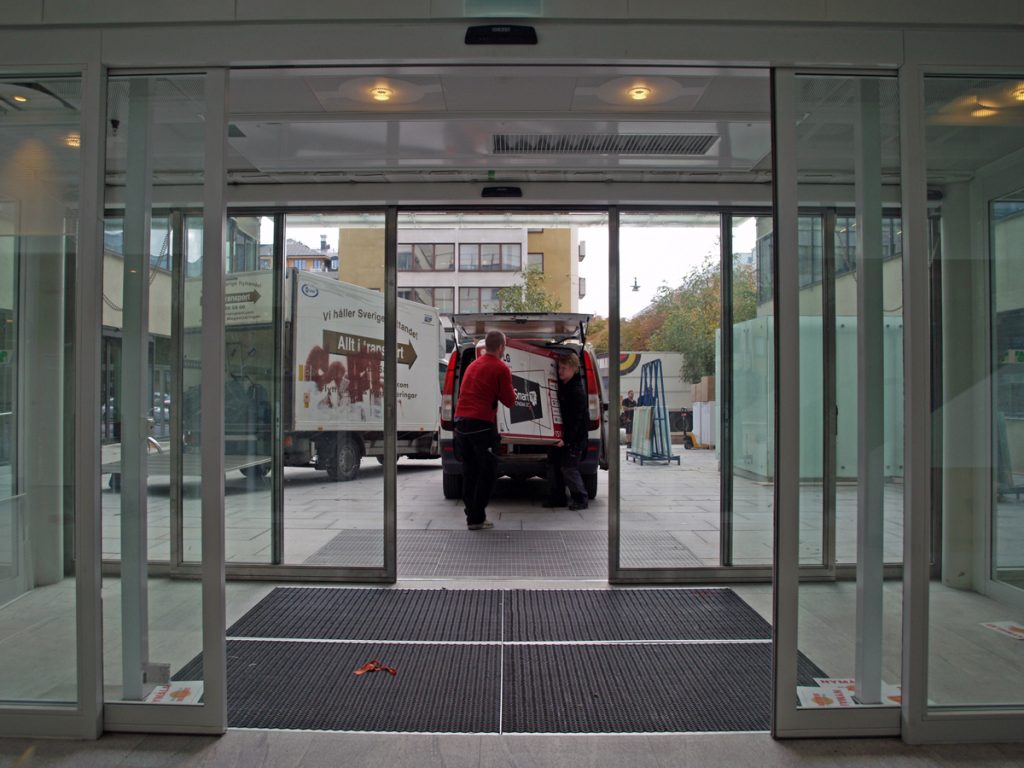 En ovanblåsande luftridå från RMK i en entré med undertak.