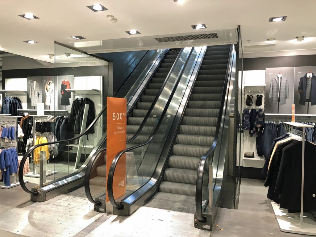 En ovanblåsande luftridå från RMK nedanför en rulltrappa.