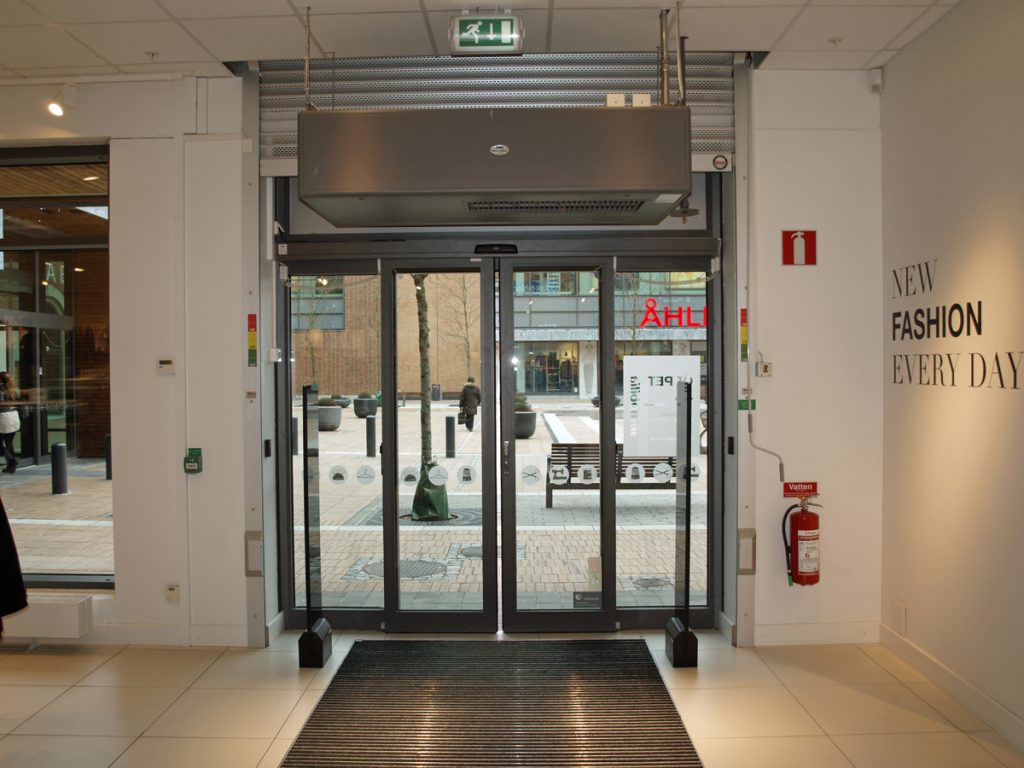 En ovanblåsande luftridå från RMK i en entré utan undertak.