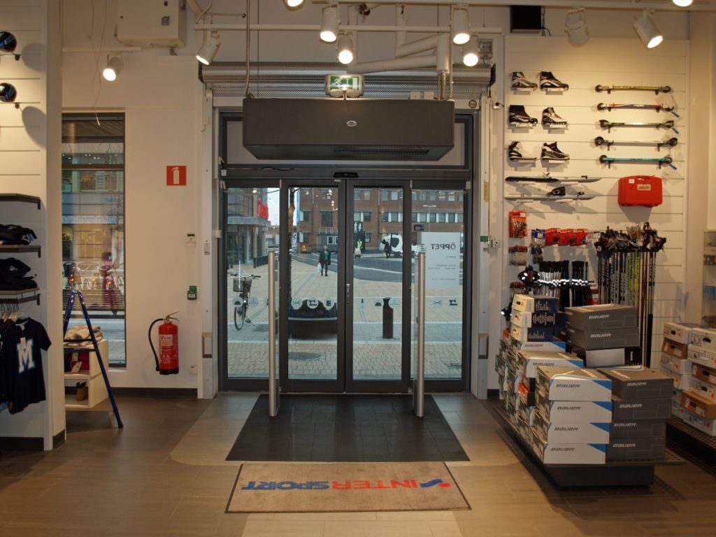 En ovanblåsande luftridå från RMK i en entré med sportsaker.