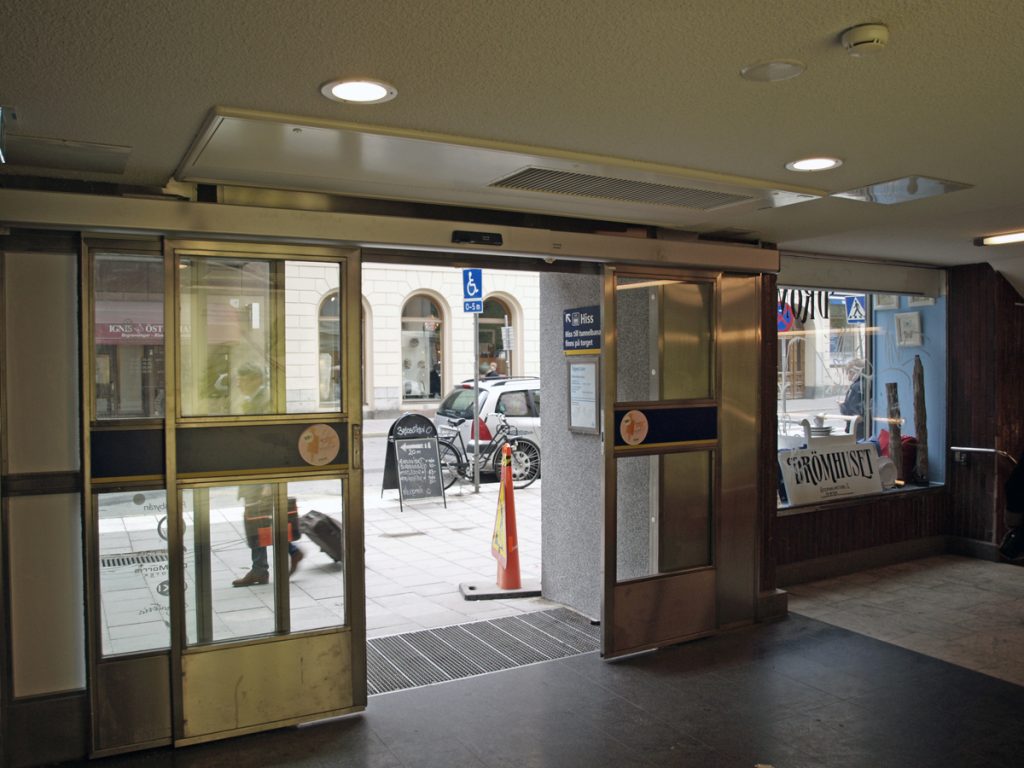 En ovanblåsande luftridå från RMK i en entré till tunnelbana.