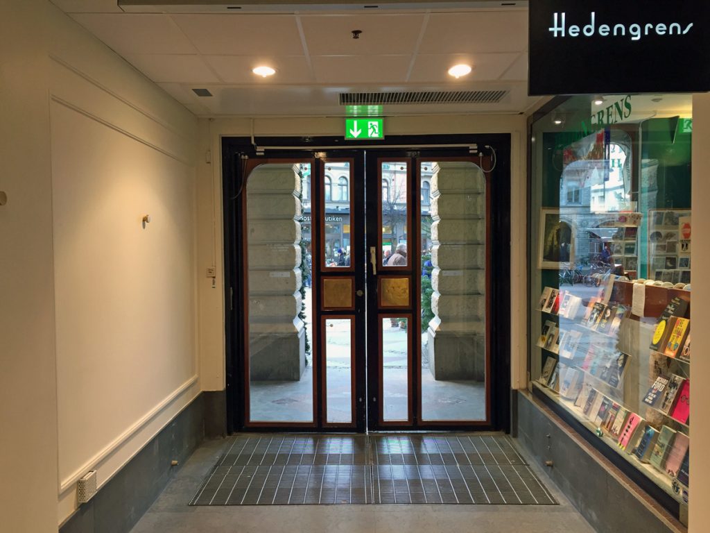 En ovanblåsande luftridå från RMK i k-märkt entré.