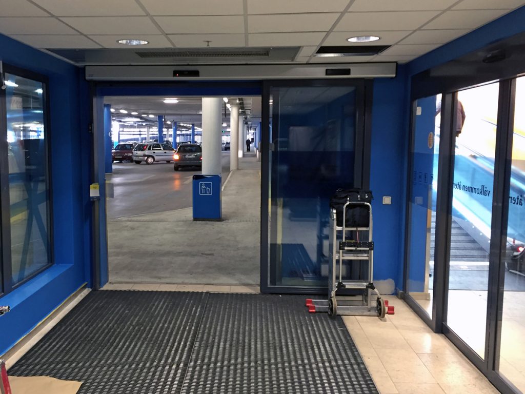 En ovanblåsande luftridå från RMK i en entré med torkmatta.