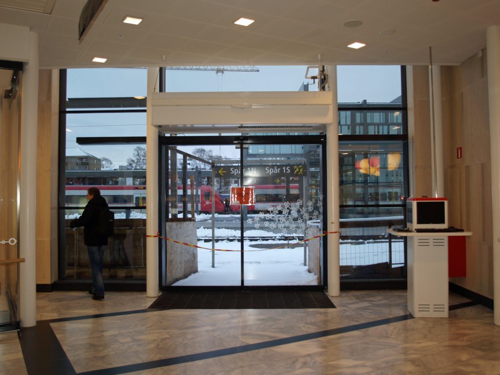 En ovanblåsande luftridå från RMK i en entré med snö.