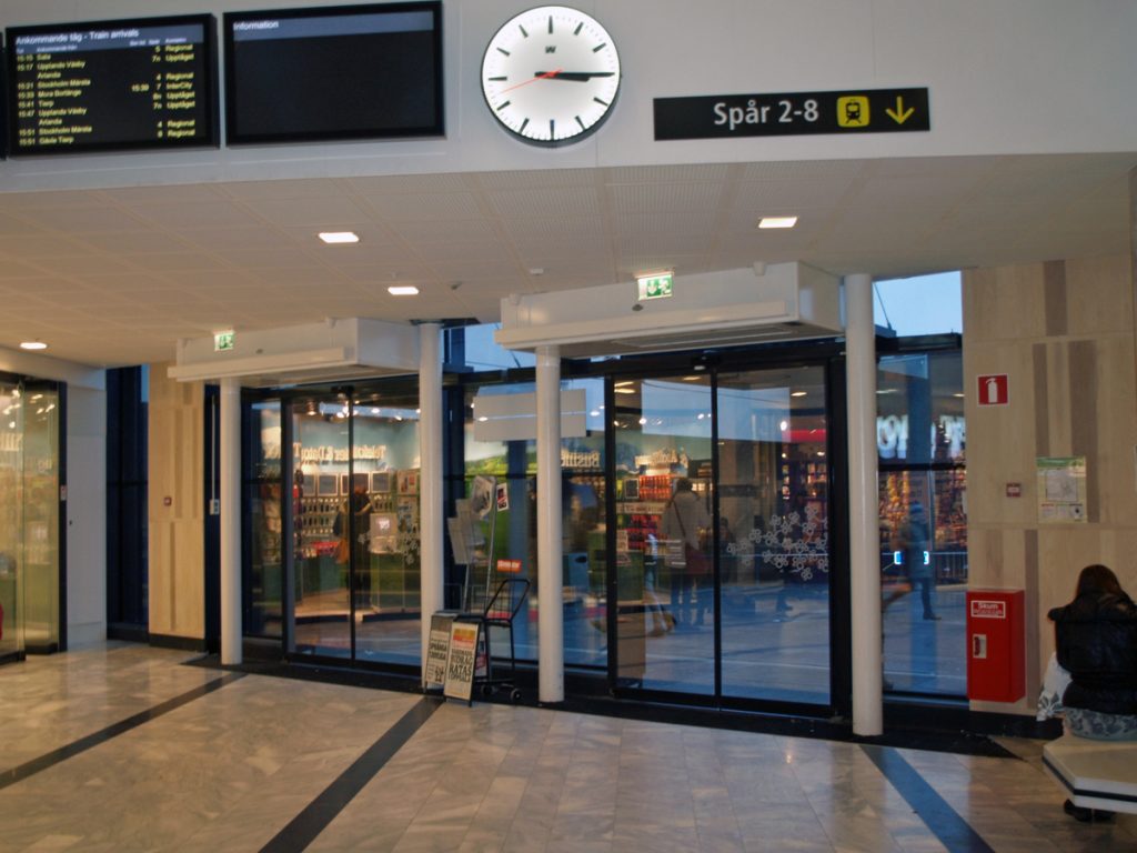 Ovanblåsande luftridåer från RMK i en stor entré utan vindfång.