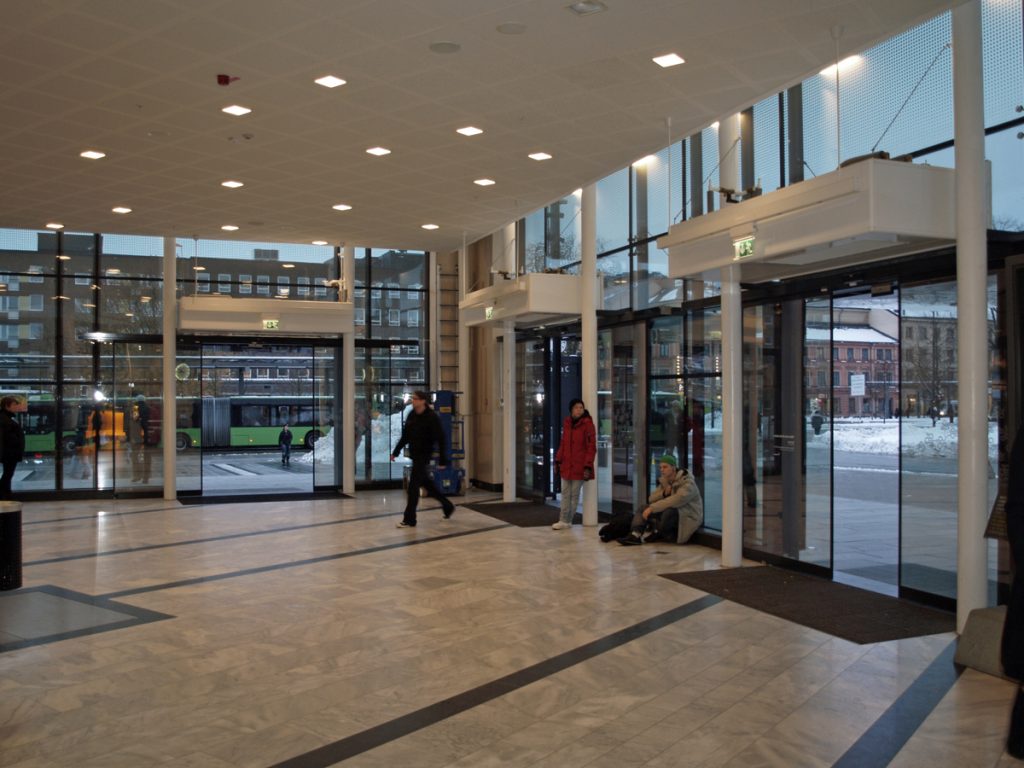 Ovanblåsande luftridåer från RMK i en stor entréhall.
