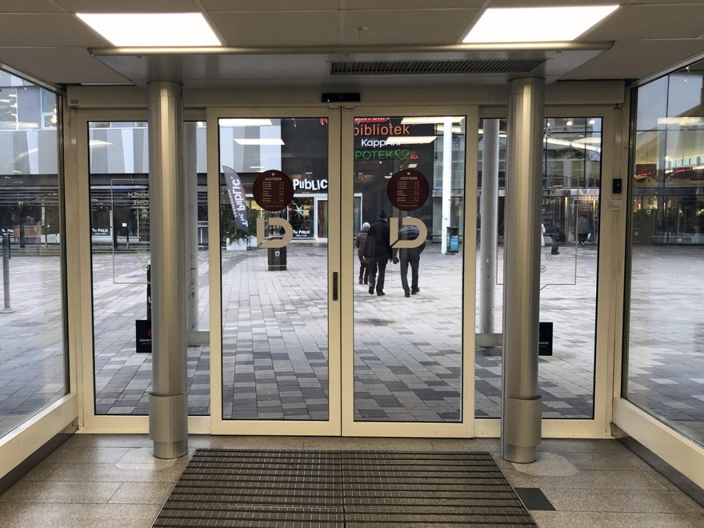 En sidoblåsande luftridå från RMK i en entré med taklampa.