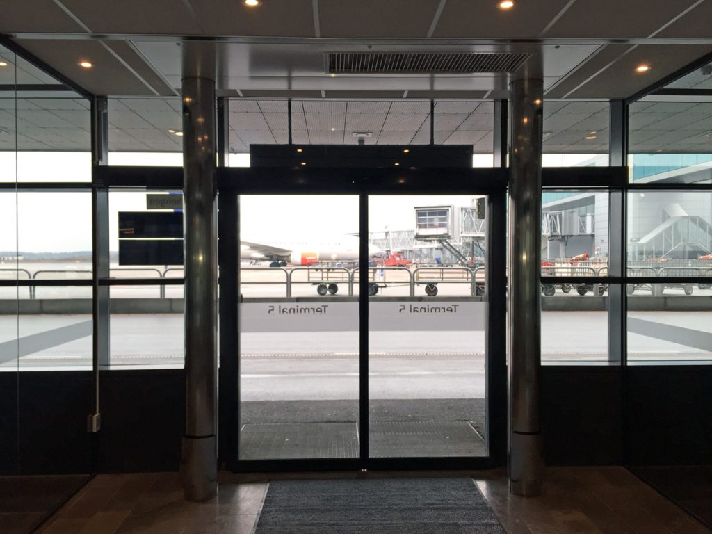 En sidoblåsande luftridå från RMK i en entré med spotlights.