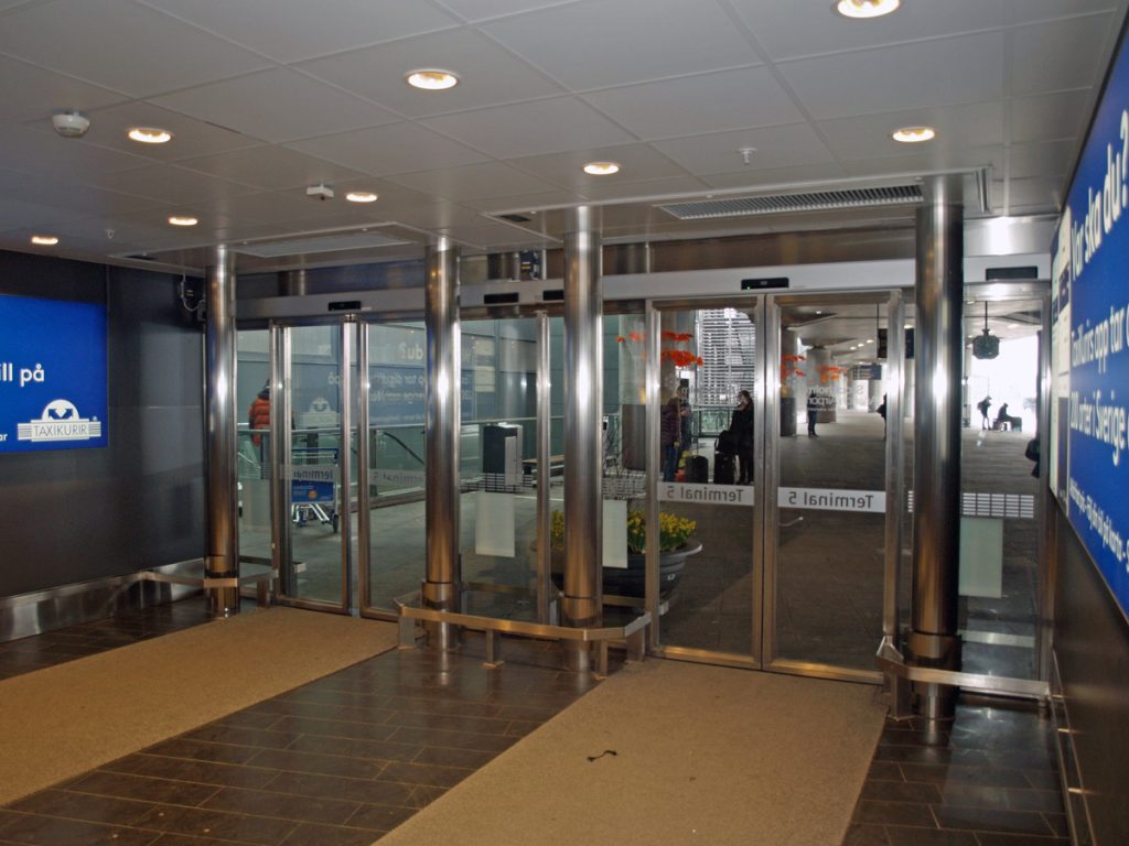 Sidoblåsande luftridåer från RMK i en entré på flygplats