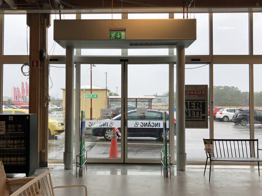 En sidoblåsande luftridå från RMK i en entré med soffa.