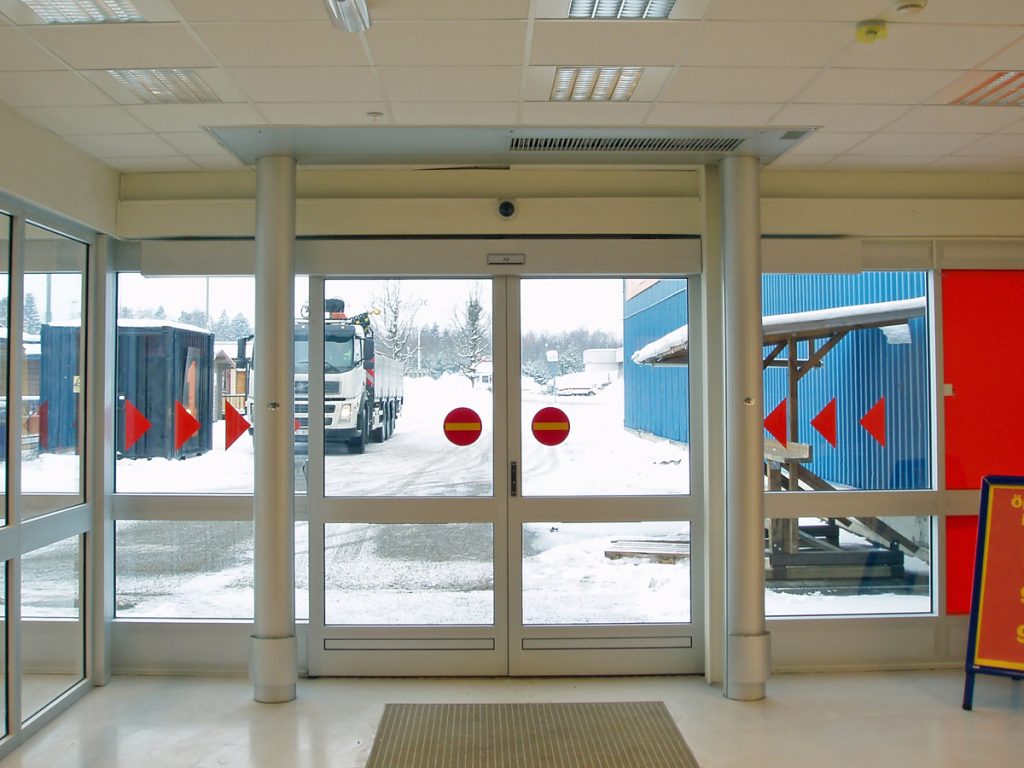 En sidoblåsande luftridå från RMK i en entré med snö.