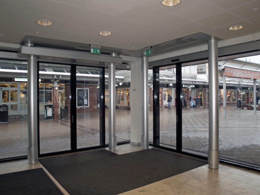 Sidoblåsande luftridåer från RMK i en entré vid torg.