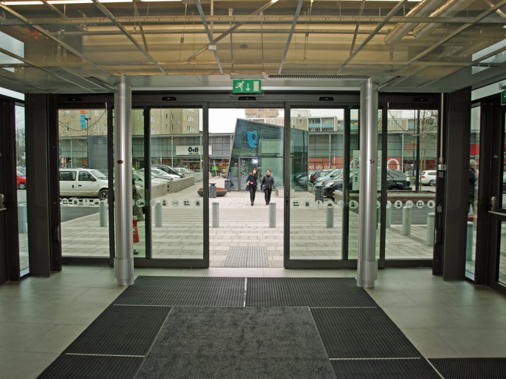 En sidoblåsande luftridå från RMK i en entré med metalltak.
