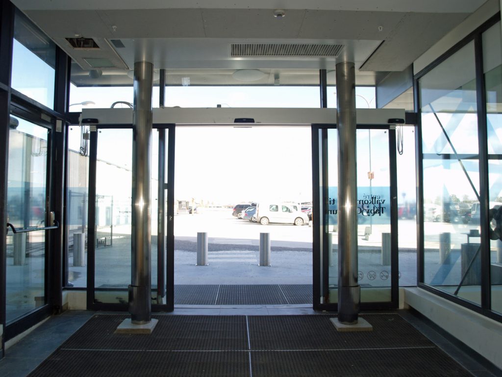 En sidoblåsande luftridå från RMK i en entré vid parkering.