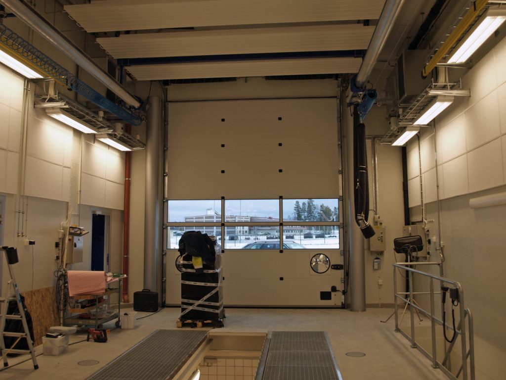 En ovanblåsande luftridå från RMK på industriport med stegar innanför.