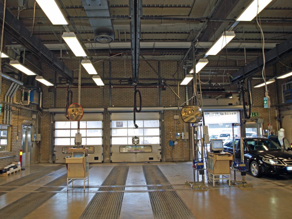 Ovanblåsande luftridåer från RMK på industriportar med gula tegelväggar.