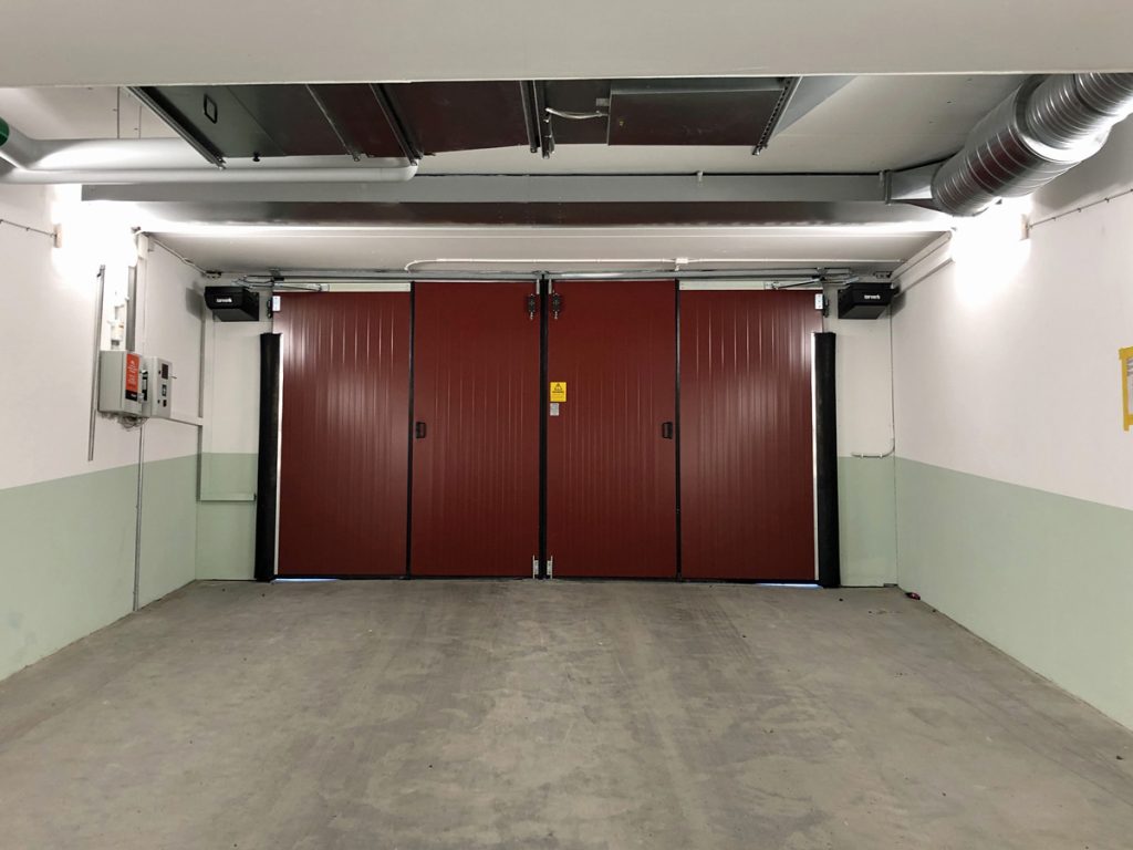 En ovanblåsande luftridå från RMK på röd garageport.