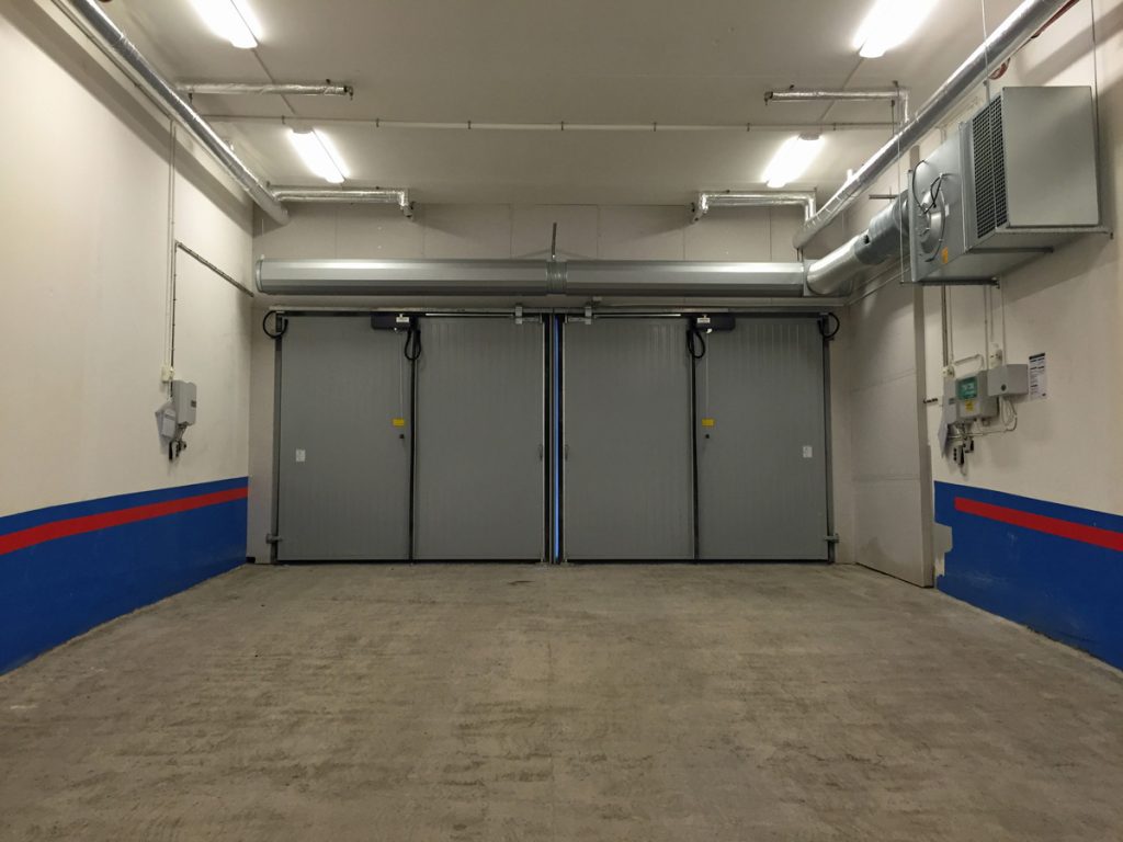 En ovanblåsande luftridå från RMK på garageport med lutande golv..