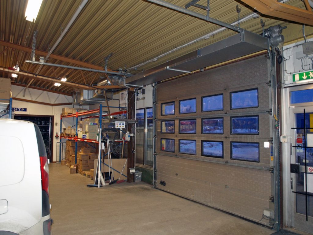 En ovanblåsande luftridå från RMK på industriport med gult plåttak.