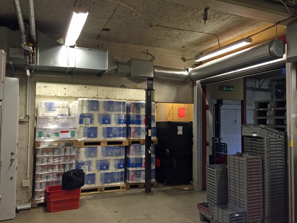 En ovanblåsande luftridå från RMK på industriport på varulager.