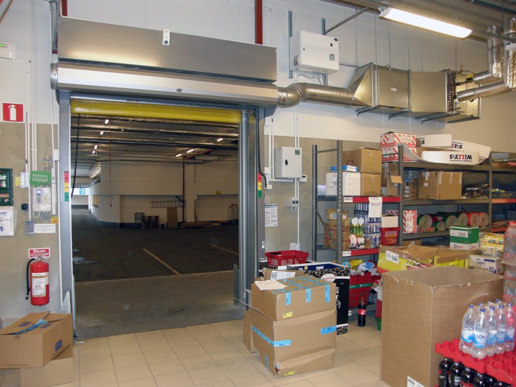 En ovanblåsande luftridå från RMK på industriport livsmedel.