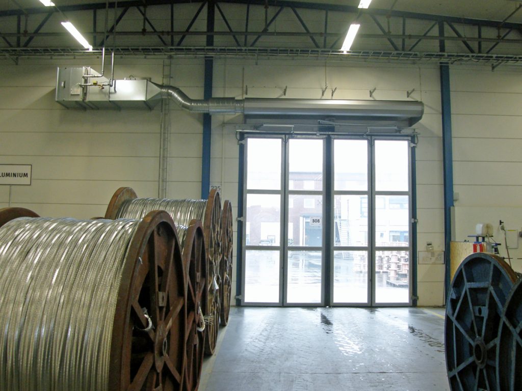 En ovanblåsande luftridå från RMK på industriport med stor rulle.