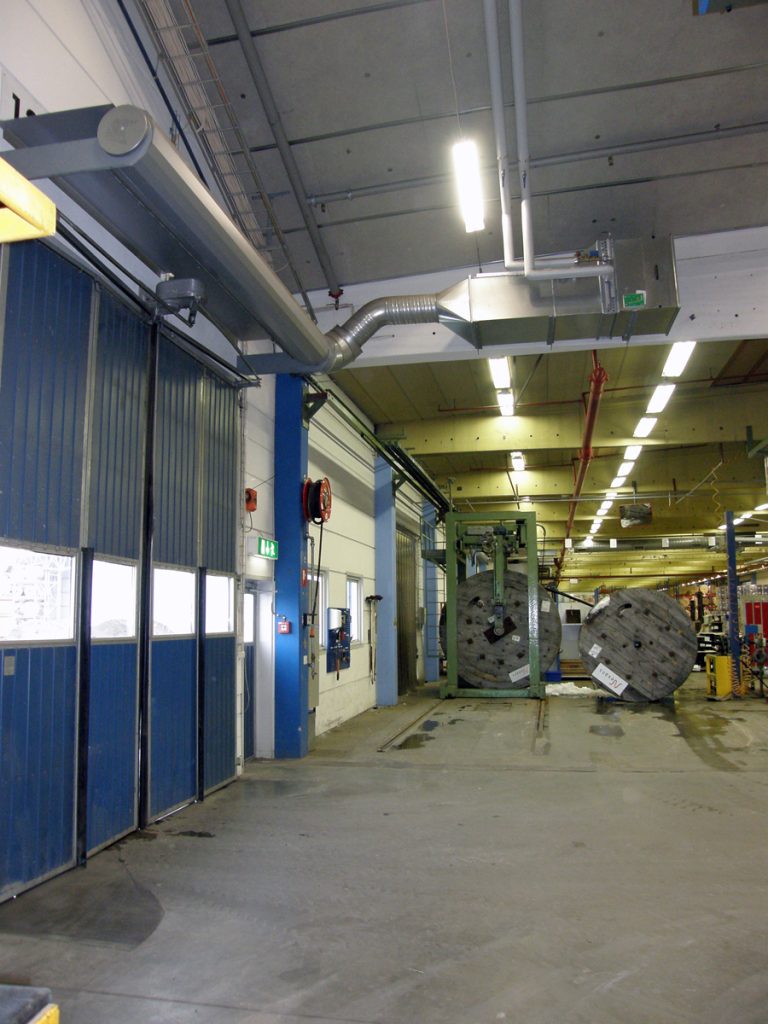 En ovanblåsande luftridå från RMK på industriport med blå dörr.