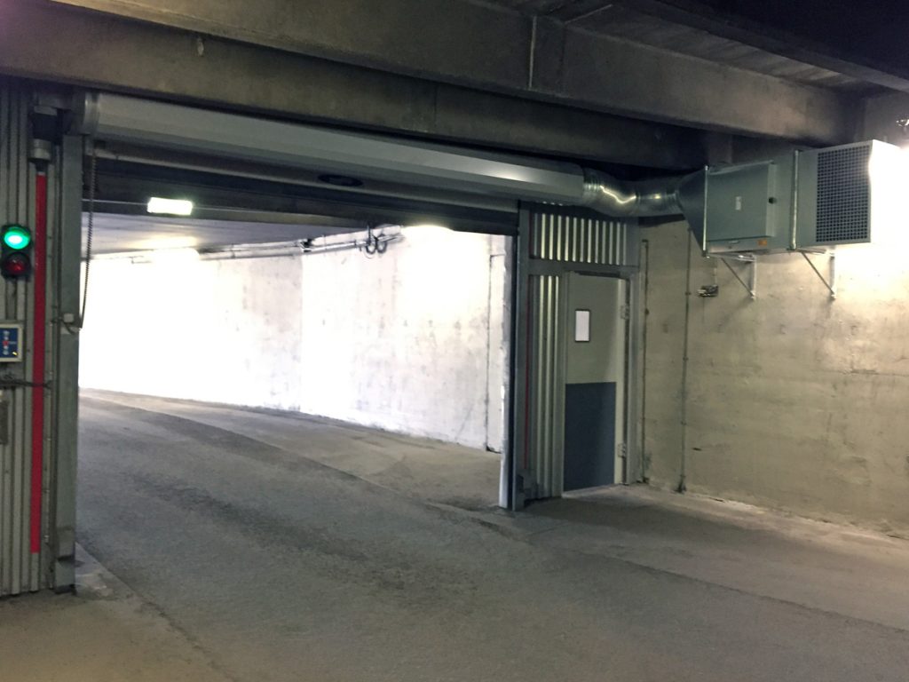 En ovanblåsande luftridå från RMK på garageport med betongramp.