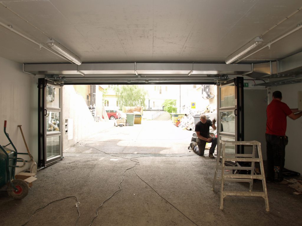 En ovanblåsande luftridå från RMK på garageport med betong.