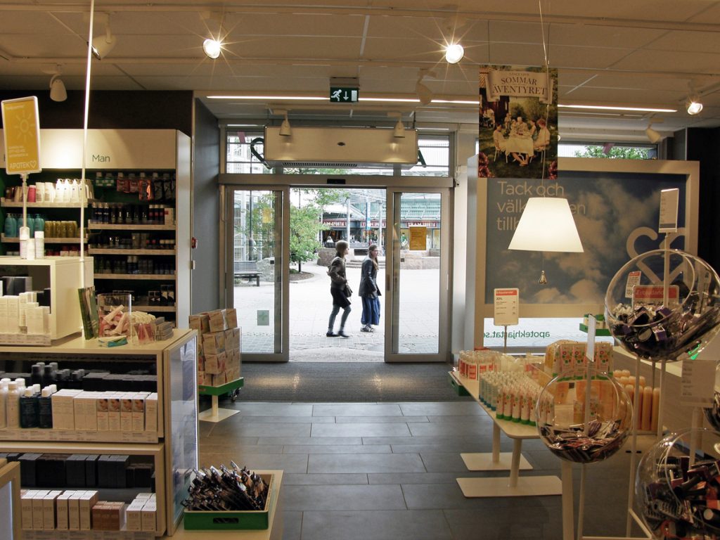 En ovanblåsande luftridå från RMK i en entré med lampa.