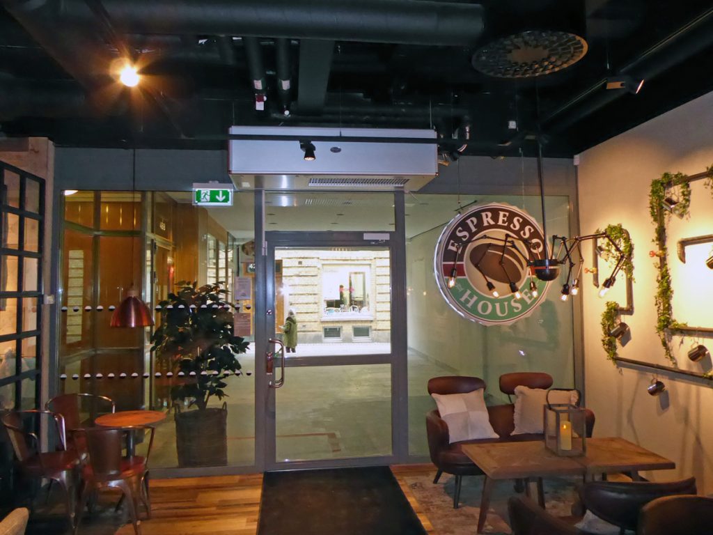 En ovanblåsande luftridå från RMK i en entré på café.