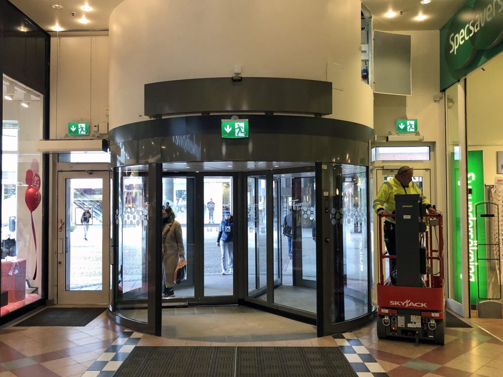 En ovanblåsande luftridå från RMK på en karusell med lift.