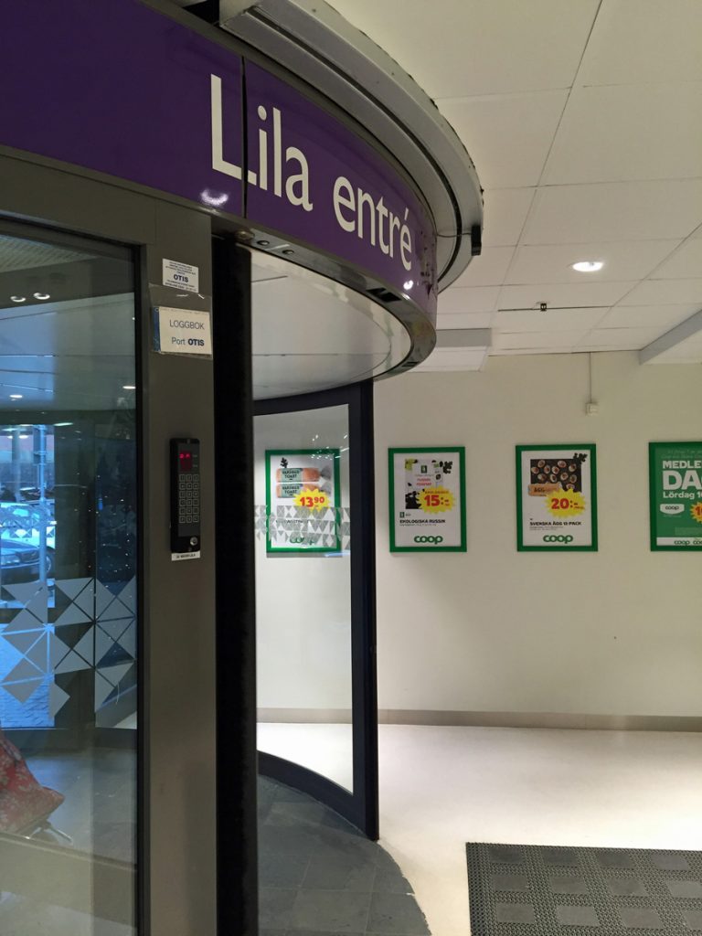 En ovanblåsande luftridå från RMK på en karusell med lila skylt.