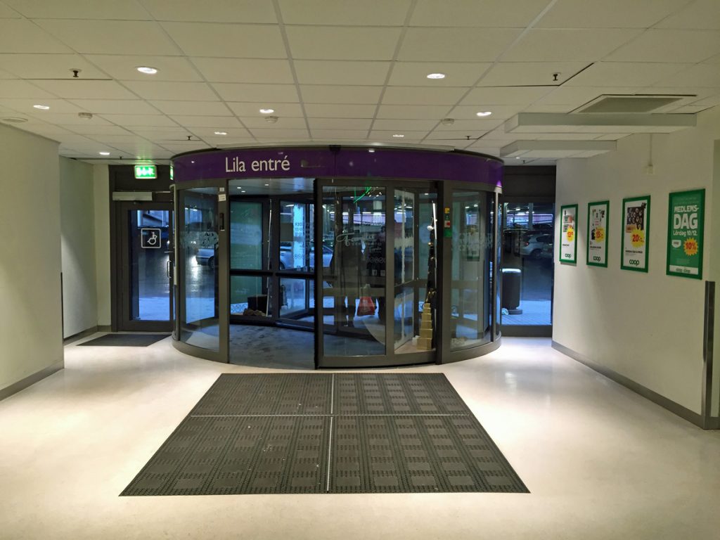 En ovanblåsande luftridå från RMK på en karusell med lila skylt.