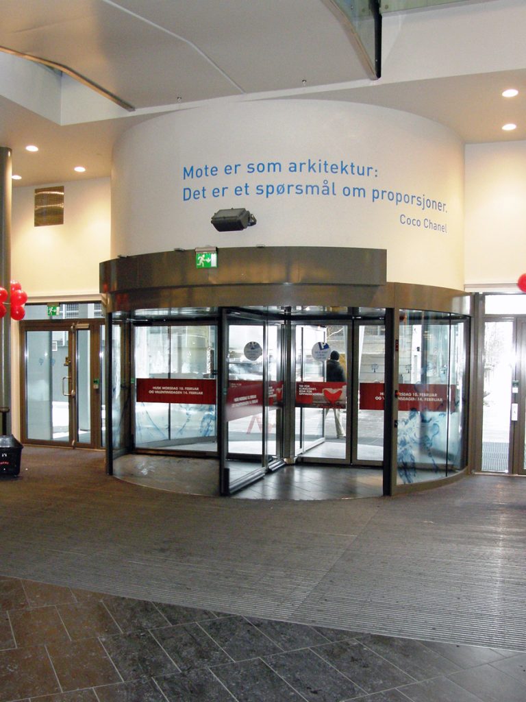 En ovanblåsande luftridå från RMK på en karusell med blå text.