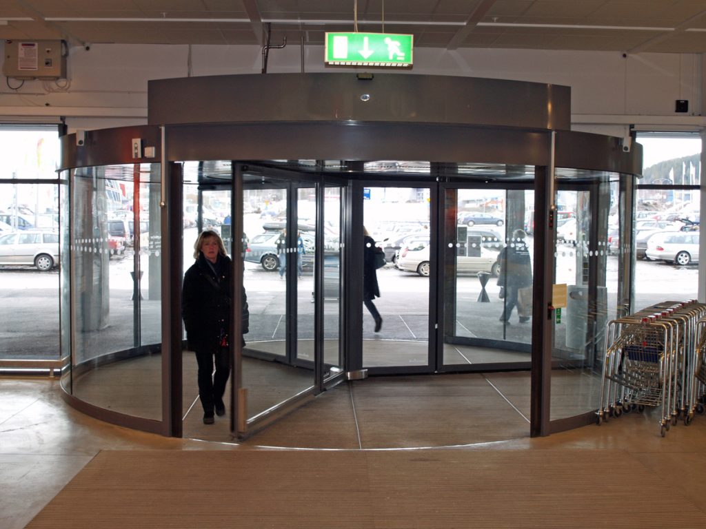 En ovanblåsande luftridå från RMK på en karusell med nödskylt.