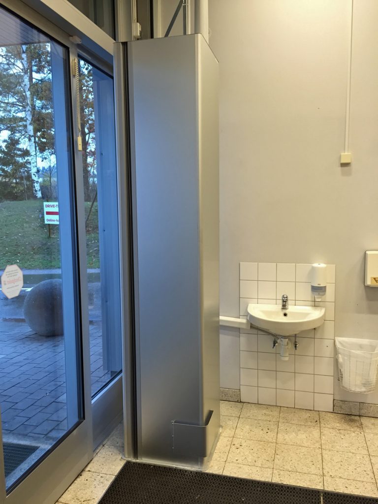 Sidoblåsande luftridå från RMK i en entré med tvättställ.