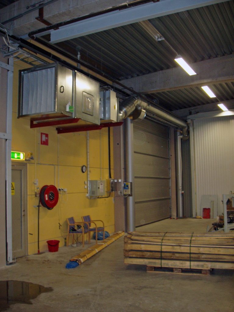 En ovanblåsande luftridå från RMK på industriport med brandslang.