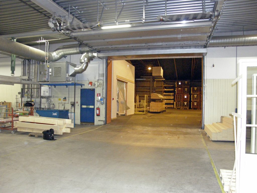 En ovanblåsande luftridå från RMK på industriport med brädor.
