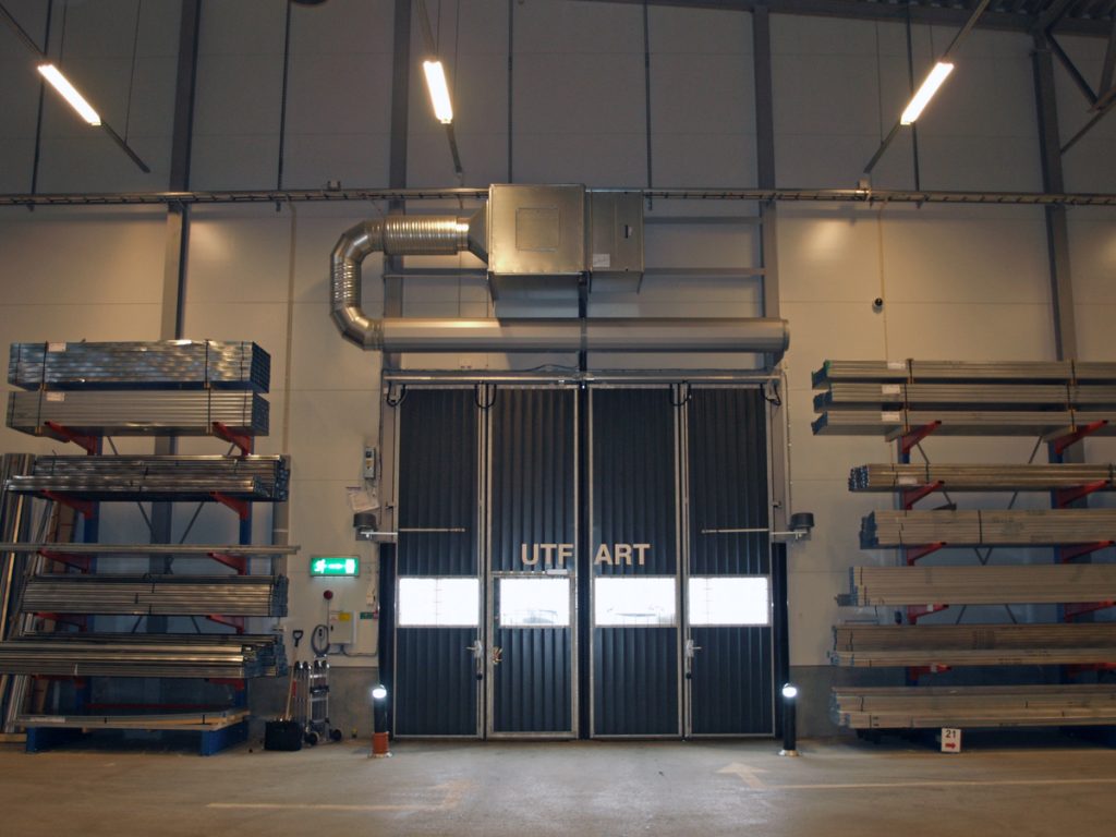 En ovanblåsande luftridå från RMK på industriport med pallställage bredvid.