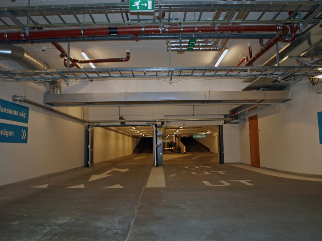 En ovanblåsande luftridå från RMK på garage med väg.