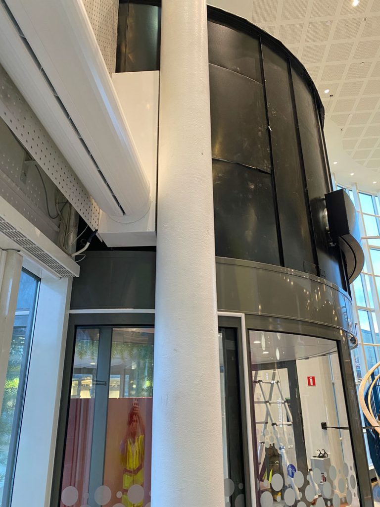 En speciallösning med luftridå från RMK på en karusell entré med vit plåt.
