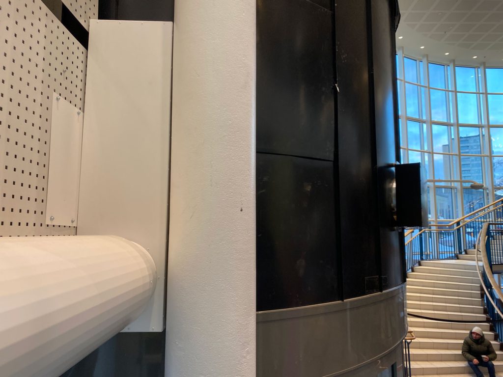En speciallösning med luftridå från RMK på en karusell entré med svartvit plåt.