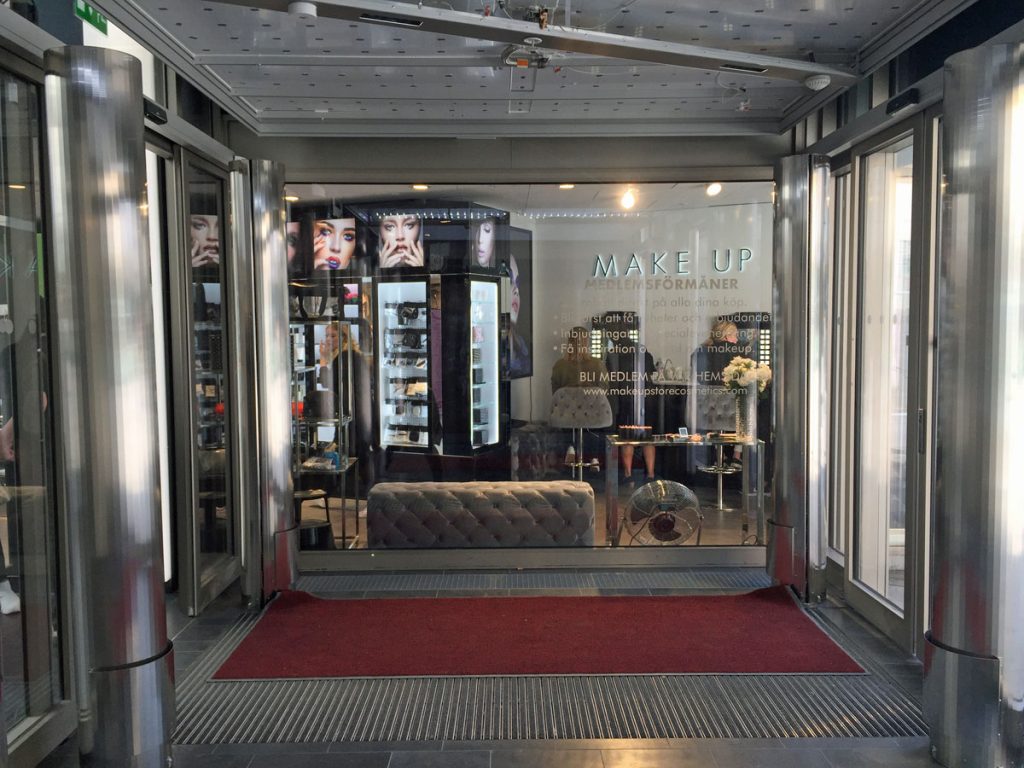 Specialanpassad luftridå vid entré i Forumgallerian, Uppsala