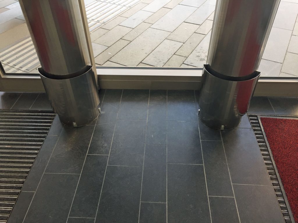 Specialanpassad luftridå vid entré i Forumgallerian, Uppsala