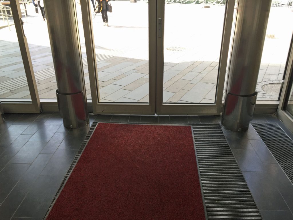 Specialanpassad luftridå vid entré i Forumgallerian, Uppsala