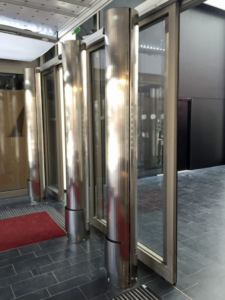 Specialanpassad luftridå vid entré i Forumgallerian, Uppsala