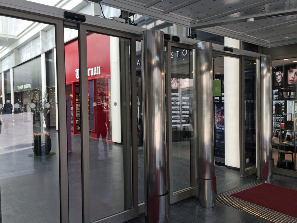 Specialanpassad luftridå vid entré i Forumgallerian, Uppsala
